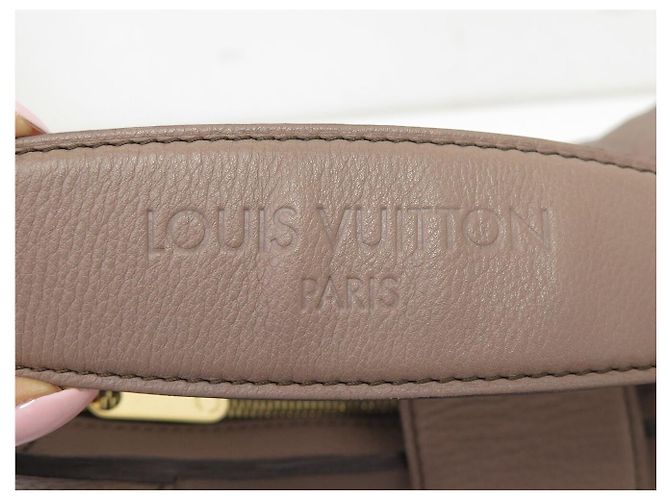 NUOVA BORSA A SPALLA LOUIS VUITTON MAHINA XS PELLE MONOGRAMMA PERFORATA HOBO Taupe - vista 10