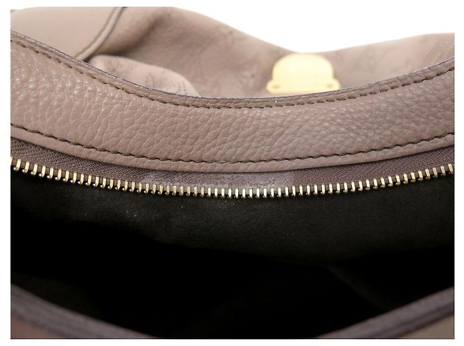 NUOVA BORSA A SPALLA LOUIS VUITTON MAHINA XS PELLE MONOGRAMMA PERFORATA HOBO Taupe - vista 15