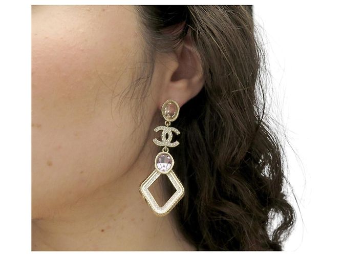 ORECCHINI PENDENTI CHANEL LOGO CC CON PERLE E STRASS DORATI D'oro - vista 8