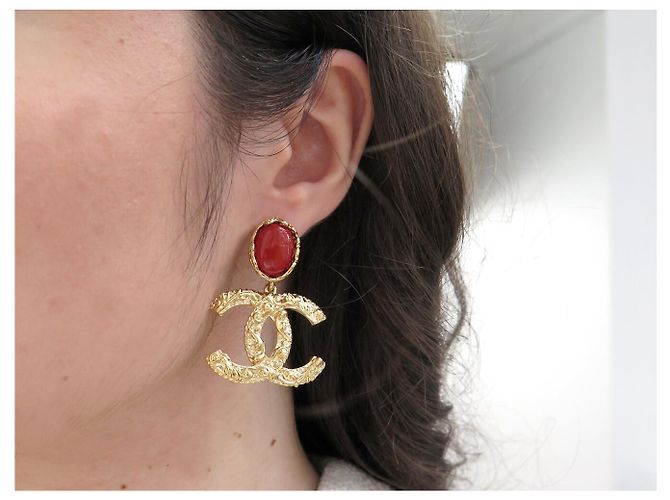 NUOVI ORECCHINI PENDENTI CHANEL LOGO CC PIETRA ROSSA ORO D'oro - vista 8