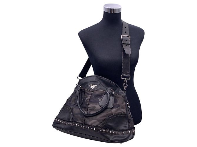 Prada Borsa a mano in nylon mimetico grigio e nero con borchie a 2 vie - vista 2