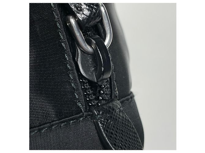 Pochette in nylon nero e pelle Prada - vista 4