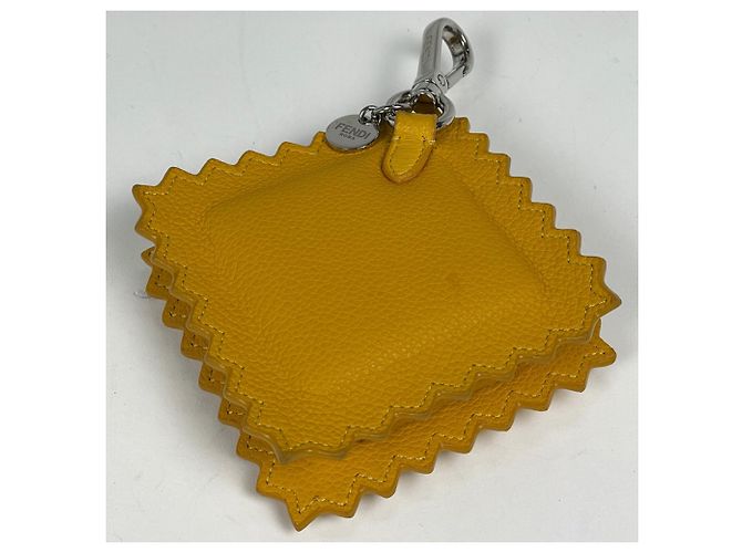Charm per borsa in pelle Fendi Giallo - vista 2