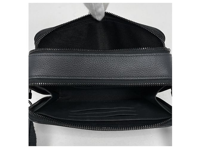 Borsa a tracolla Louis Vuitton Alpha Wearable Wallet Nero - vista 8