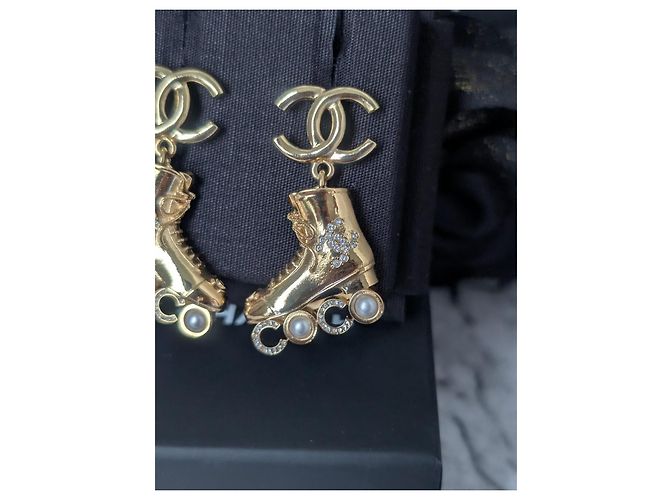 Orecchini a lobo Chanel 2024 La Cruise Coco Roller skates CC con scatola D'oro - vista 13