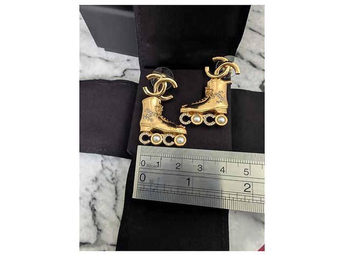 Orecchini a lobo Chanel 2024 La Cruise Coco Roller skates CC con scatola D'oro - vista 4