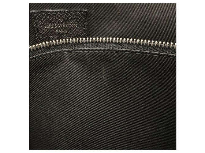 Borsa a Spalla Louis Vuitton Taiga Roman PM Nero - vista 9
