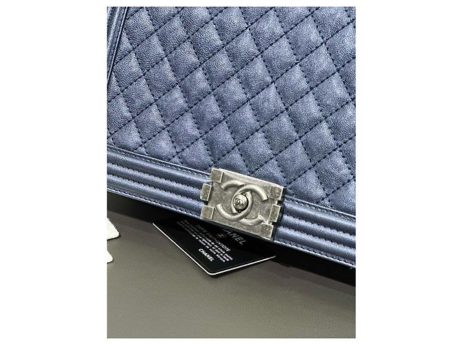 Borsa a tracolla Chanel LeBoy Large Pearl Blue in pelle - vista 6