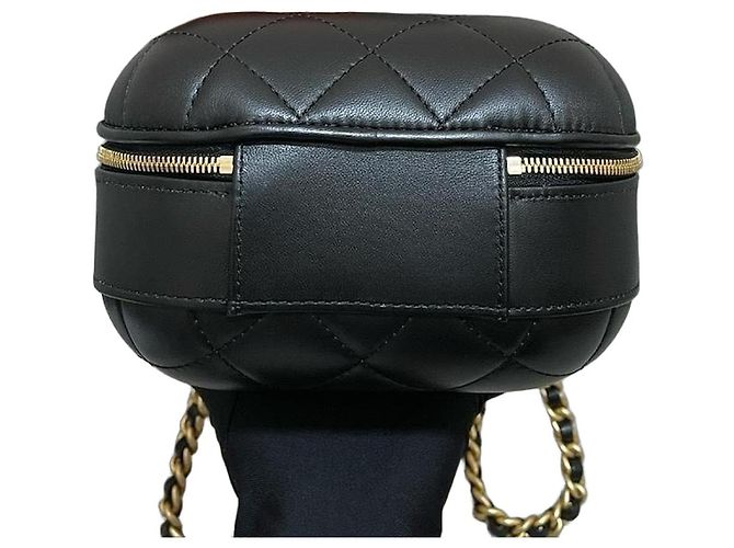 Chanel Vanity Case aus schwarzem gestepptem Lammleder mit Kette - Ansicht 2