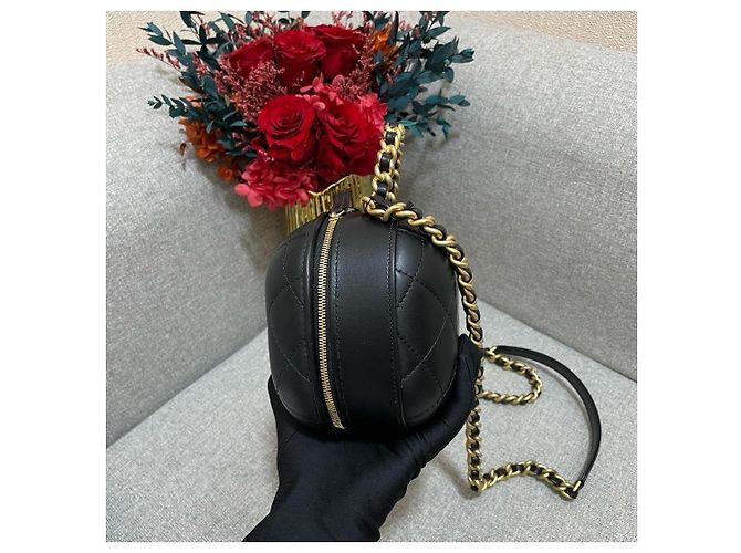 Chanel Vanity Case aus schwarzem gestepptem Lammleder mit Kette - Ansicht 4