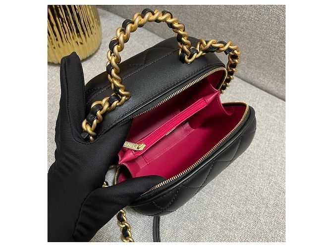 Chanel Vanity Case aus schwarzem gestepptem Lammleder mit Kette - Ansicht 7