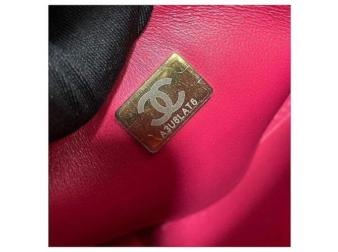 Chanel Vanity Case aus schwarzem gestepptem Lammleder mit Kette - Ansicht 8