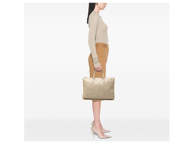 Valigetta LOEWE Goya in pelle beige con anagramma in rilievo - vista 7