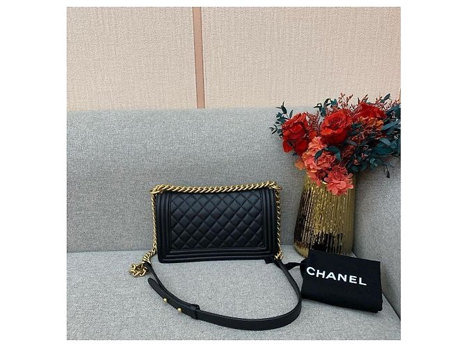 Chanel Boy Tasche aus schwarzem Lammleder Größe Medium - Ansicht 2