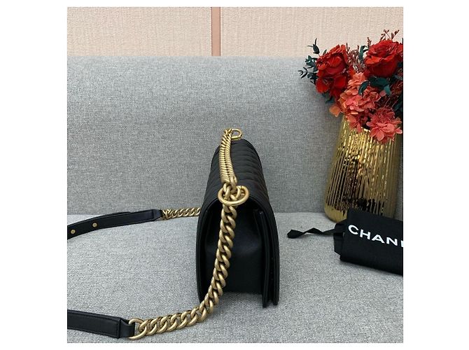 Chanel Boy Tasche aus schwarzem Lammleder Größe Medium - Ansicht 3