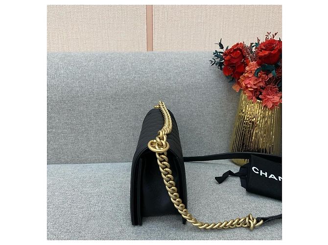 Chanel Boy Tasche aus schwarzem Lammleder Größe Medium - Ansicht 4