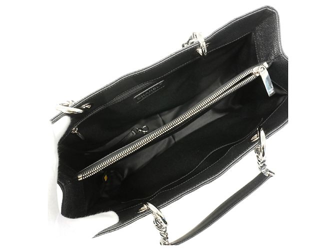Sac cabas Chanel en cuir de veau grainé noir - vue 4