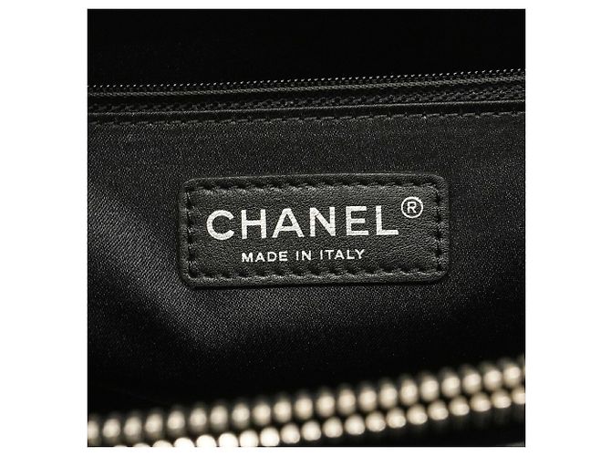 Sac cabas Chanel en cuir de veau grainé noir - vue 5