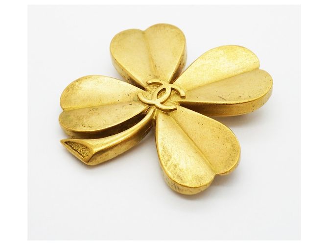 Spilla Chanel con motivo a trifoglio placcato oro D'oro - vista 2