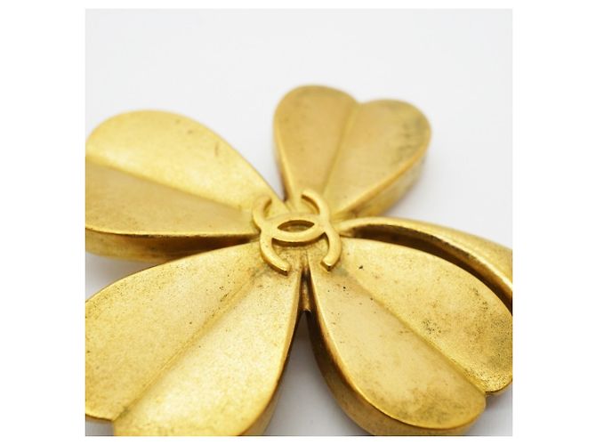 Spilla Chanel con motivo a trifoglio placcato oro D'oro - vista 8