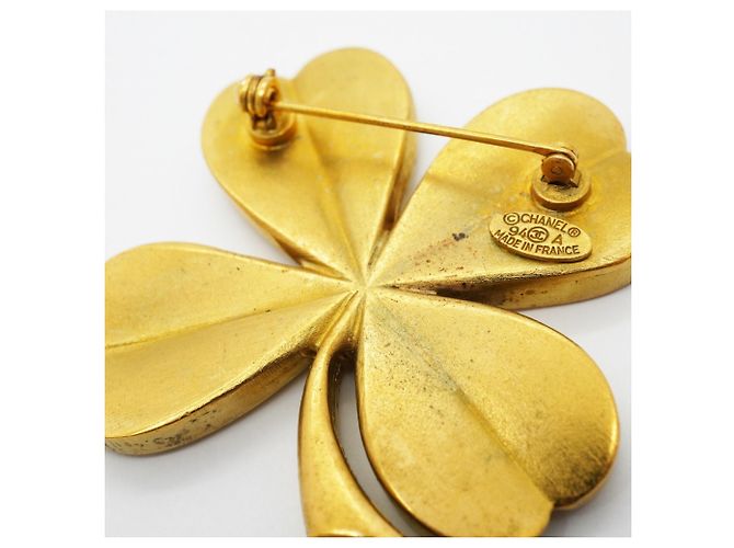 Spilla Chanel con motivo a trifoglio placcato oro D'oro - vista 9