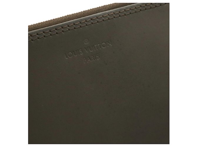 Sac à main Louis Vuitton Monogram Mahina PM Noir - vue 10