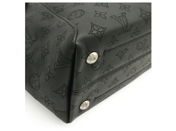 Sac à main Louis Vuitton Monogram Mahina PM Noir - vue 4