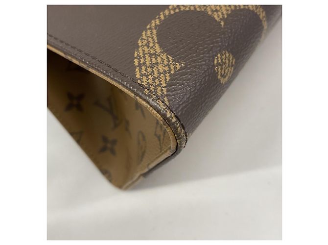 Louis Vuitton Monogram Giant Reverse OnTheGo MM Tote Bag Brown - view 7