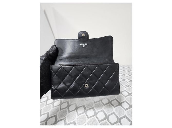 CHANEL Portefeuille Large Flap en agneau matelassé Noir - vue 10