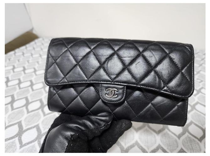 CHANEL Portefeuille Large Flap en agneau matelassé Noir - vue 12
