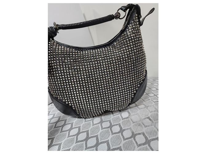 Borsa Hobo a Spalla in Pelle Borchiata Burberry Nero - vista 5