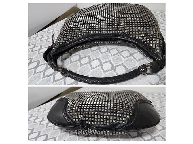Borsa Hobo a Spalla in Pelle Borchiata Burberry Nero - vista 6