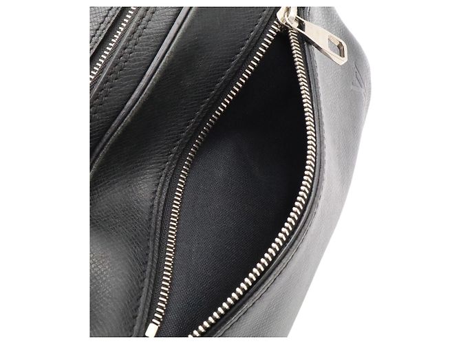 Clutch Louis Vuitton Taiga Neo Pavel Nero Grigio - vista 10