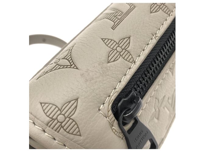 Portafoglio Wearable Louis Vuitton Monogram Shadow Pulse Nero Beige - vista 4