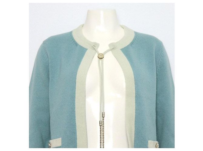 Chanel Cashmere-Strickjacke für Damen mit silbernem CC-Logo-Knopf Blau - Ansicht 2