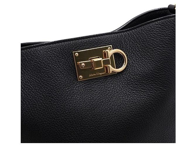 Salvatore Ferragamo Borsa a secchiello Studio in pelle granulata nera, borsa a tracolla Nero - vista 10