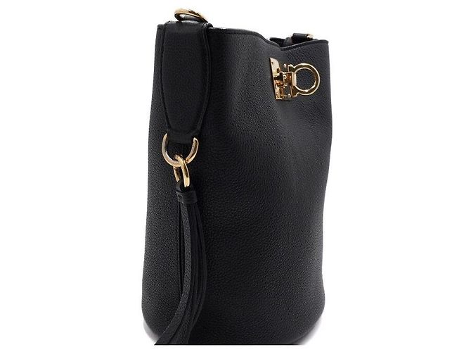 Salvatore Ferragamo Borsa a secchiello Studio in pelle granulata nera, borsa a tracolla Nero - vista 8