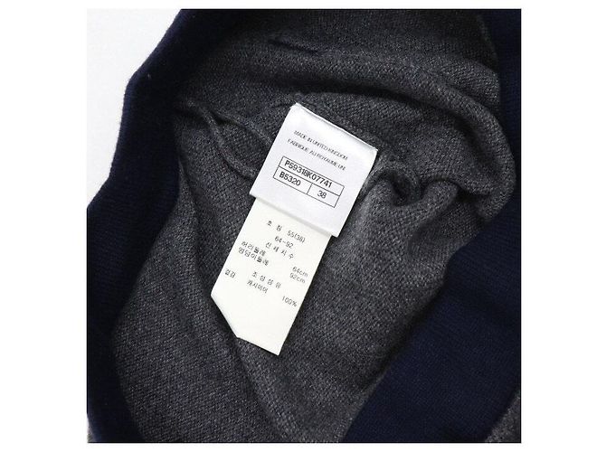 Chanel Marineblaues Bouclé-Strickjacke-Set mit Knöpfen und langem grauen Kaschmirrock - Ansicht 10