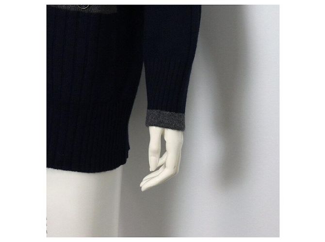 Chanel Marineblaues Bouclé-Strickjacke-Set mit Knöpfen und langem grauen Kaschmirrock - Ansicht 2