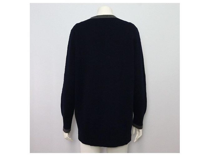 Chanel Marineblaues Bouclé-Strickjacke-Set mit Knöpfen und langem grauen Kaschmirrock - Ansicht 3