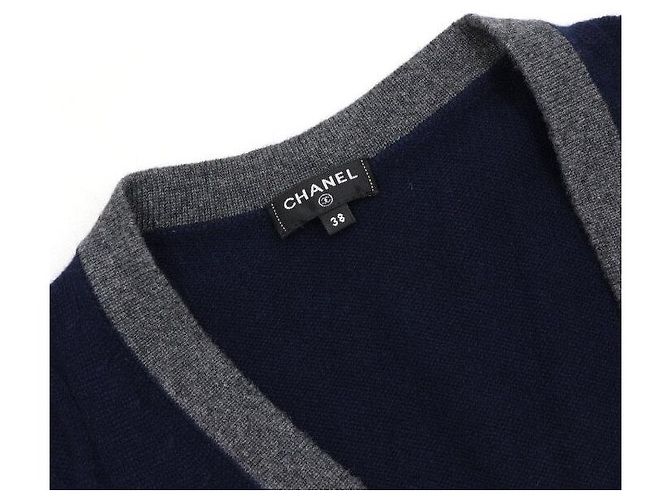 Chanel Marineblaues Bouclé-Strickjacke-Set mit Knöpfen und langem grauen Kaschmirrock - Ansicht 4