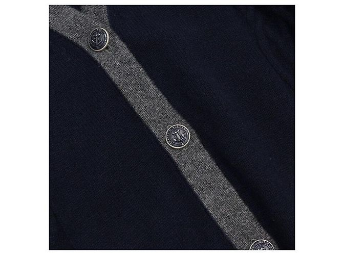 Chanel Marineblaues Bouclé-Strickjacke-Set mit Knöpfen und langem grauen Kaschmirrock - Ansicht 5