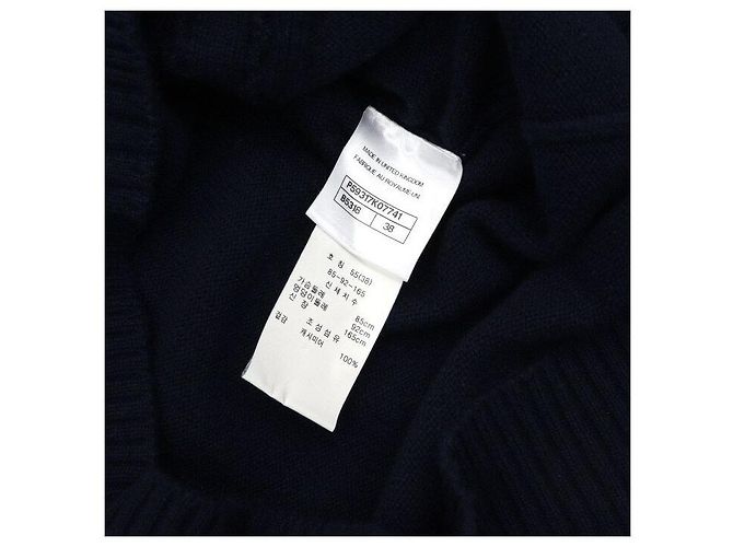Chanel Marineblaues Bouclé-Strickjacke-Set mit Knöpfen und langem grauen Kaschmirrock - Ansicht 6