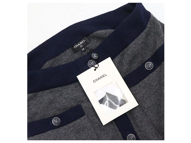 Chanel Marineblaues Bouclé-Strickjacke-Set mit Knöpfen und langem grauen Kaschmirrock - Ansicht 9