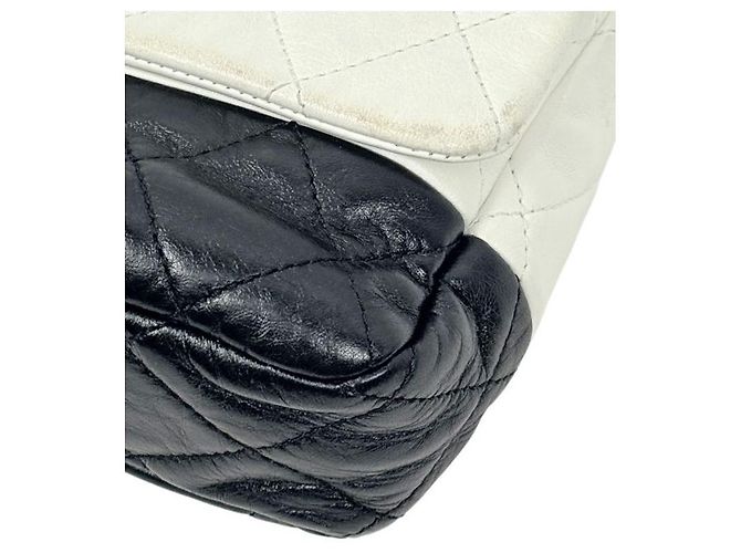 Chanel Bolsa de ombro com aba acolchoada e corrente branco preto - vista 10