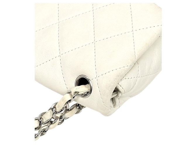 Chanel Bolsa de ombro com aba acolchoada e corrente branco preto - vista 11