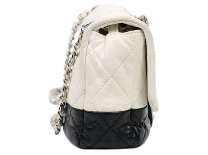 Chanel Bolsa de ombro com aba acolchoada e corrente branco preto - vista 2