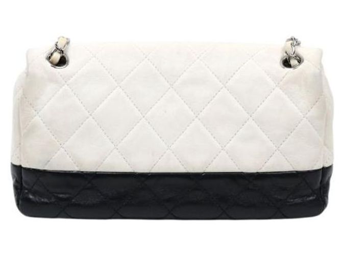 Chanel Bolsa de ombro com aba acolchoada e corrente branco preto - vista 3