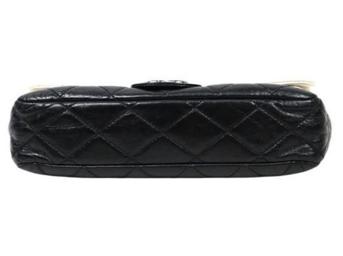 Chanel Bolsa de ombro com aba acolchoada e corrente branco preto - vista 4