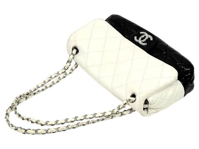 Chanel Bolsa de ombro com aba acolchoada e corrente branco preto - vista 5